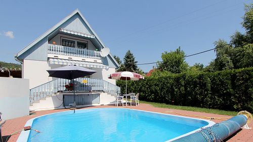 Immobiliën aan het Balatonmeer.  Vakantiehuis met zwembad