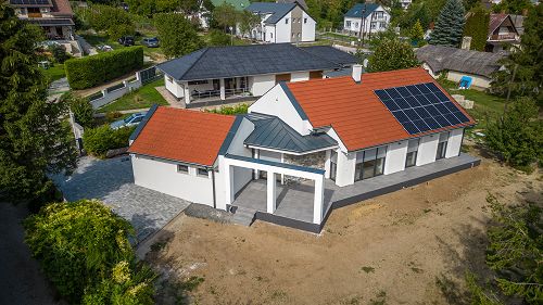 Neue Immobilien, Immobilien am Balaton.  In Vonyarcvashegy ist das neu gebaute Familienhaus von hoher Qualität zu verkaufen.