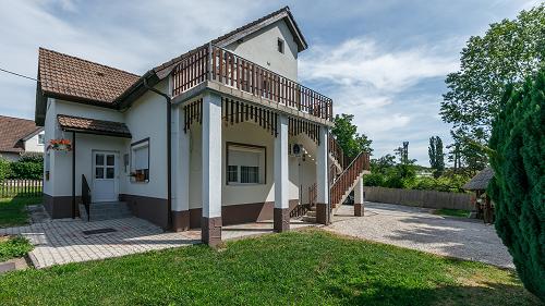 Immobilien am Balaton.  In der ruhigen Nebenstraße von Vonyarcvashegy ist das Familienhaus für Großfamilien zu verkaufen.
Die Immobilie kann sogar zur Appartementvermietung dienen.