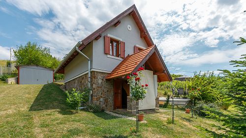 Aussicht.  In der Nähe von Tapolca, in einem kleinen und ruhigen Dorf, in Lesencetomaj ist das anspruchsvoll geplante und gebaute Familienhaus zu verkaufen.