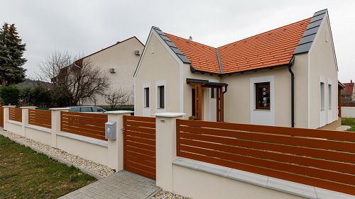 Neue Immobilien, Immobilien am Balaton.  Den alltäglichen Ansprüchen entsprechendes, stilvolles Familienhaus ist zu verkaufen.