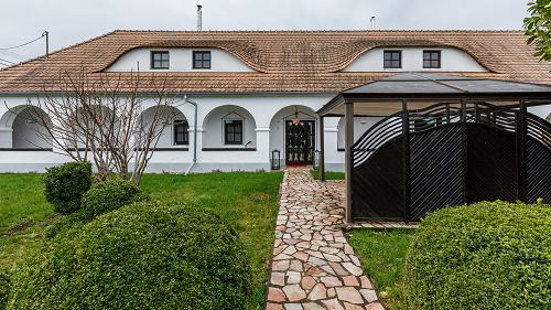Traditional renovated Hungarian farmhouse with large plot of land.