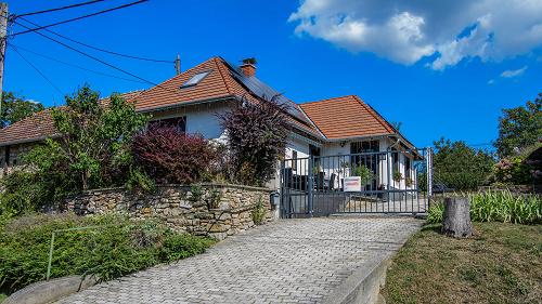 Eladó egy felújított ház, csendes falusi környezetben, közel a természethez.