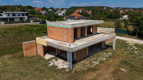 Eladó új építésű modern ingatlan a Balaton szomszédságában.