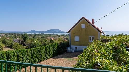 Kivételes lehetőség Balatongyörökön: Eladó egy tökéletesen karbantartott ház lenyűgöző balatoni panorámával,