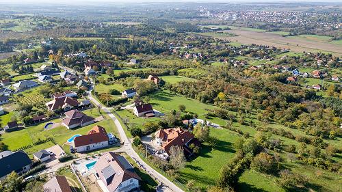 Panorámás családi ház eladó, nagyméretű telekkel és medencével!