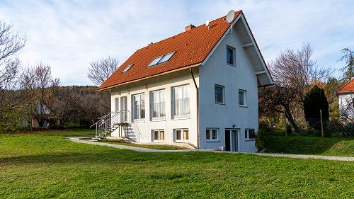 Balatoni ingatlan.  Az ingatlan Balatongyörök szőlőhegyén található, gyönyörű panorámás kilátással a Balatonra