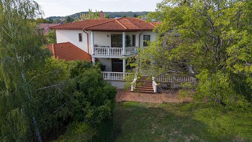 Vonyarcvashegy egyik csendes, hangulatos utcájában kínáljuk eladásra ezt a különleges, patinás villát, amely igazi béke- és nyugalomsziget. Vonyarcvashegy egyik csendes, hangulatos utcájában kínáljuk eladásra ezt a különleges, patinás villát, amely igazi béke- és nyugalomsziget.