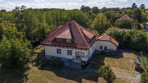  Eladó egy különleges hangulatú, háromszintes családi ház.