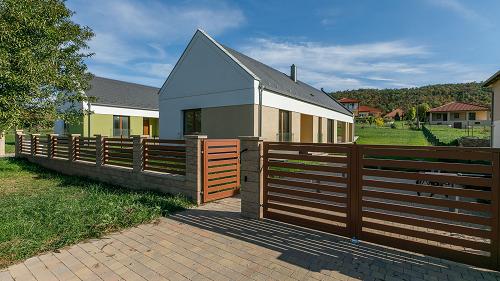 Új építésű, Balatoni ingatlan.  