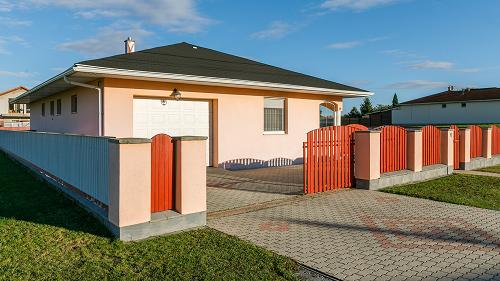 Zalakaros egyik kedvelt, csendes mellékutcájában található a 2004-ben épült rendkívül megkímélt állapotú családi házat. Zalakaros egyik kedvelt, csendes mellékutcájában található a 2004-ben épült rendkívül megkímélt állapotú családi házat.