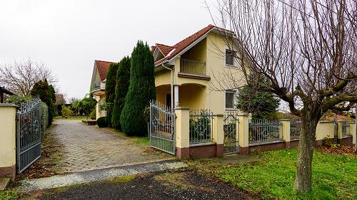 Üzleti lehetőségek.  Zalakaros központjához közel – 4 apartmanos apartmanház eladó.
