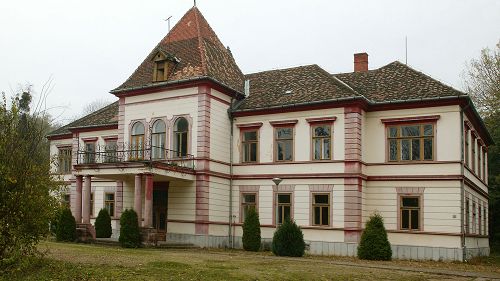 Geschäftliche Investition, Immobilie mit Privatsphäre, Traditionelle Immobilien.  In der Nähe von Szombathely ist das wunderschöne Apponyi-Schloss zu verkaufen!
Das Grundstück ist vom Bach Gyöngyös begrenzt, beziehungsweise ein Teich befindet sich auch auf dem Gebiet. 