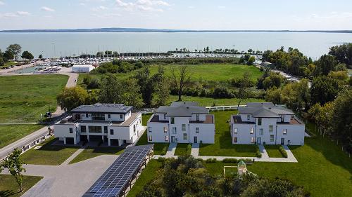 Magas minőségű lakás balatoni panorámával, 200 méterre a Balaton partjától