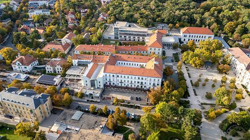 Eladó luxus a Balatonfüredi Horváth Házban!

Álmodozott már arról, hogy a festői Balatonfüred szívében éljen? Most itt a lehetőség! Közvetlenül a híres Tagore sétány mellett, a történelmi Horváth Házban kínálunk egy 120 négyzetméteres lakást.