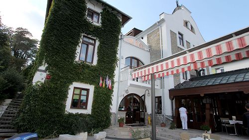 Im Stadtzentrum von Hévíz, direkt in der Nähe vom Heilsee ist das Hotel, Restaurant und Bierstube zu verkaufen.