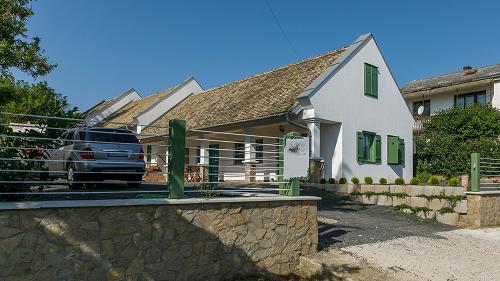 Eladó Lesencetomajon hangulatos vidéki apartmanház.