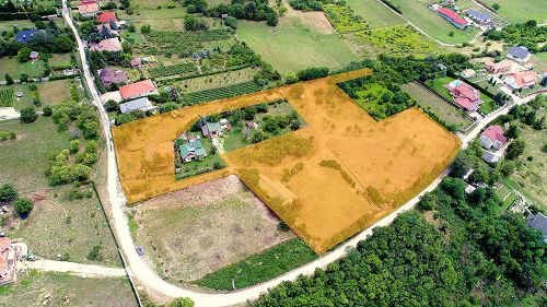 In Cserszegtomaj, im Bottyahát Siedlungsanteil ist das 1 Hektar große Grundstück sogar in kleineren Teilen zu verkaufen.