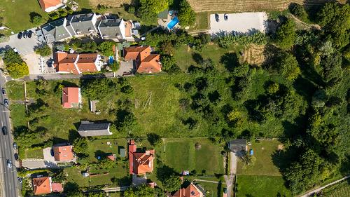 Eladó egy 7456 m2-es telek házzal Gyenesdiáson.