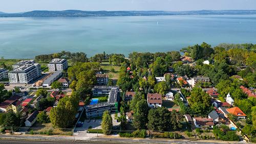 Az ingatlan a Balaton egyik legnagyobb és legszebb szabadstrandjától, a Virág Strandtól 120 m-re helyezkedik el.
A telken található két, korábban üdülőként használt épület, amelyek modernizálás után továbbra is hasznosíthatóak.