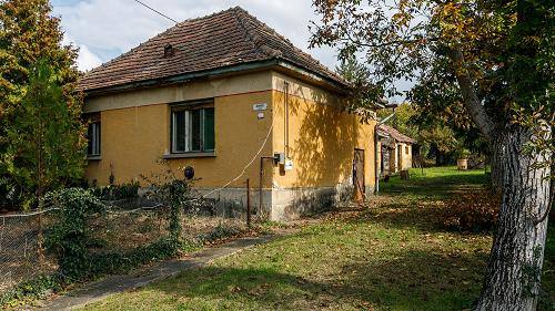 Hévízi ingatlan, Üzleti lehetőségek.  Hévíz nyugati részén, csendes nyugodt helyen telek eladó!